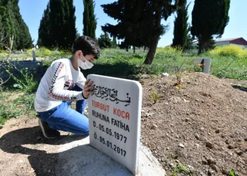 Bursalı çocuk, özel izi̇nle babasının mezarını zi̇yaret etti̇