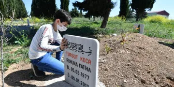 Bursalı çocuk, özel izi̇nle babasının mezarını zi̇yaret etti̇