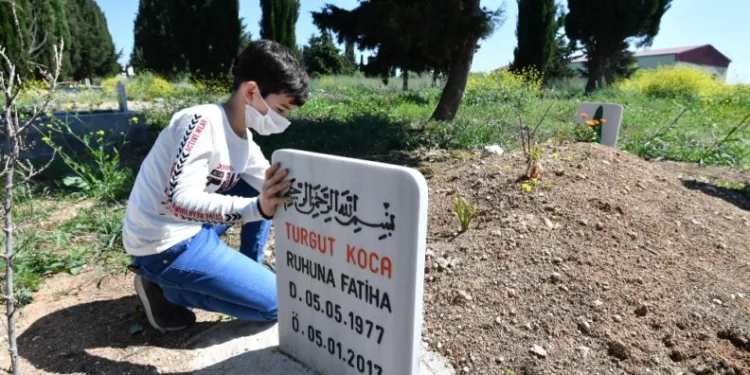 Bursalı çocuk, özel izi̇nle babasının mezarını zi̇yaret etti̇