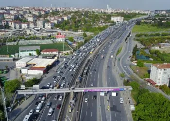 İstanbul D-100’deki trafik yoğunluğu havadan görüntülendi
