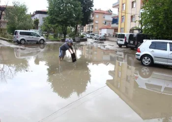 Kula’da sağanak yağışta sokaklar göle döndü