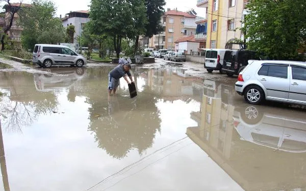 Kula’da sağanak yağışta sokaklar göle döndü