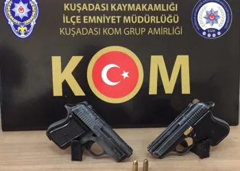 Kuşadasında Şüpheli̇ Araçtan Ruhsatsız Si̇lahlar Çıktı