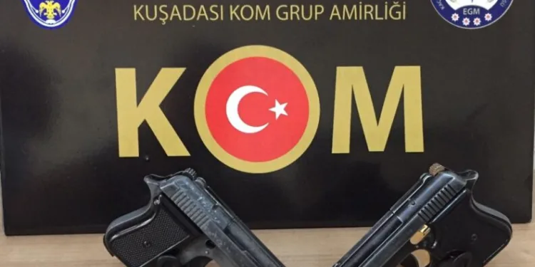 Kuşadasında Şüpheli̇ Araçtan Ruhsatsız Si̇lahlar Çıktı