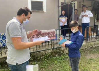 Lgs Öncesi̇ Soru Ki̇tapçıklarını Tek Tek Öğrenci̇leri̇n Evleri̇ne Dağıtıyor