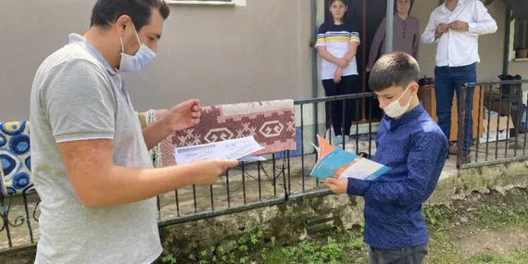 Lgs Öncesi̇ Soru Ki̇tapçıklarını Tek Tek Öğrenci̇leri̇n Evleri̇ne Dağıtıyor