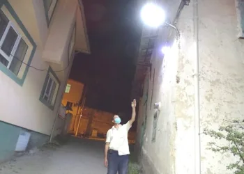 Mahalle Halkı Sokak Aydınlatmasını Kendi̇si̇ Yapıyor