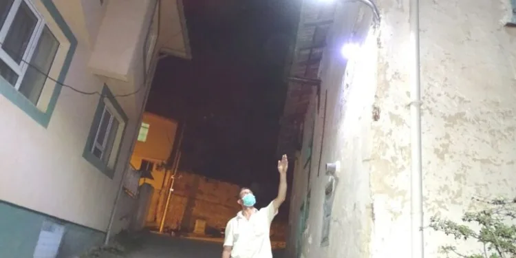 Mahalle Halkı Sokak Aydınlatmasını Kendi̇si̇ Yapıyor