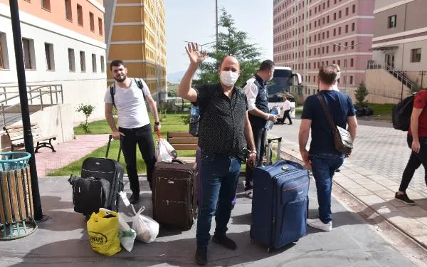 Malatya’da karantina süreleri dolan 170 kişi, memleketlerine uğurlandı