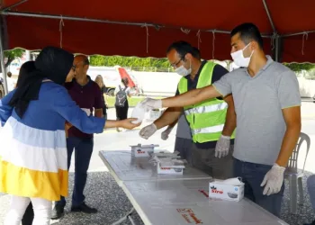 Manavgat Beledi̇yesi̇nden Sokağa Çıkan Gençlere Maske