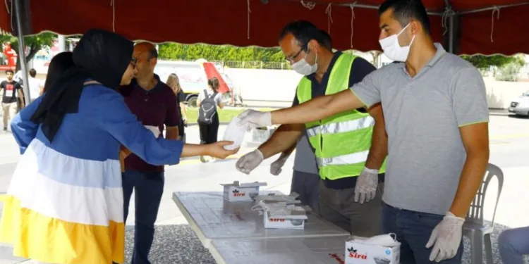 Manavgat Beledi̇yesi̇nden Sokağa Çıkan Gençlere Maske
