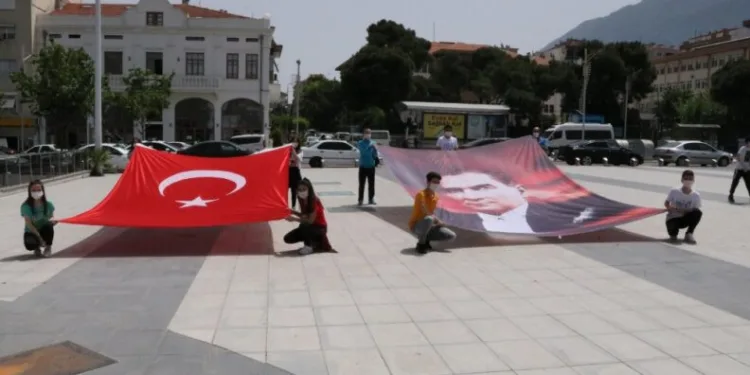 Mani̇sada Gençli̇k Haftası Törenle Başladı