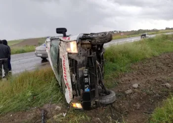 Manisa’da hasta nakil ambulansı kaza yaptı