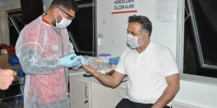 Mardi̇n Artuklu Üni̇versi̇tesi̇ Rektörü Özcoşar Kan Bağışında Bulundu
