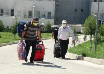 Mardin’de karantinadaki son Türk kafile fidanlarla memleketlerine uğurlandı