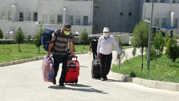 Mardin’de karantinadaki son Türk kafile fidanlarla memleketlerine uğurlandı