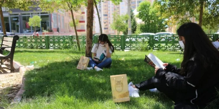 Mardi̇nde Uzun Zaman Sonra Dışarı Çıkan Gençlere Ki̇tap Dağıtıldı