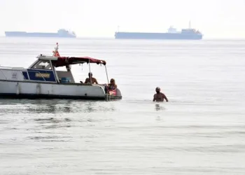 Menekşe Sahil’de yasağa rağmen denize girdiler