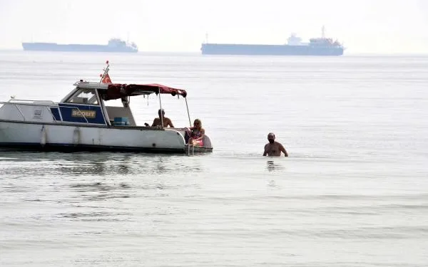 Menekşe Sahil’de yasağa rağmen denize girdiler