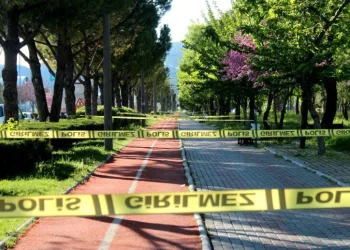 Yoğunluk yüzünden yürüyüş yoluna şerit çekildi