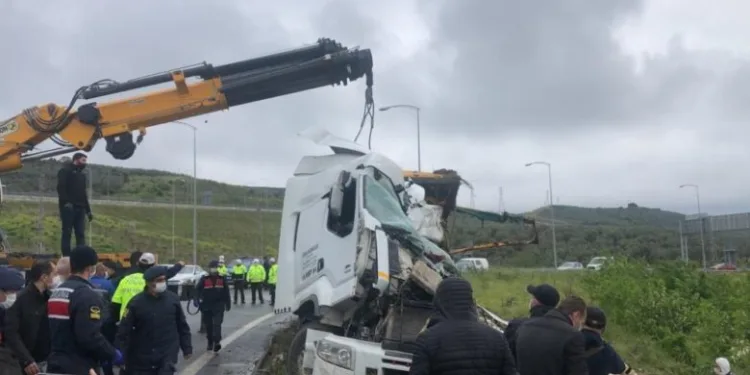 Bursa’da kaza: Kamyon sürücüsü hayatını kaybetti