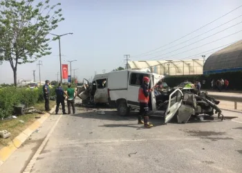 Sakarya’daki kazada araçlar hurdaya döndü