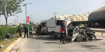 Sakarya’daki kazada araçlar hurdaya döndü