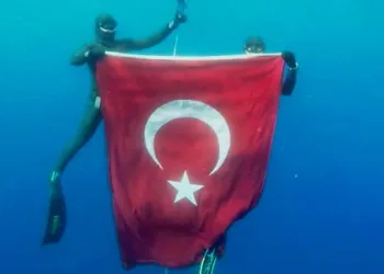 Milli sporcular, 19 Mayıs anısına 50 metre derinlikte Türk bayrağı açtı