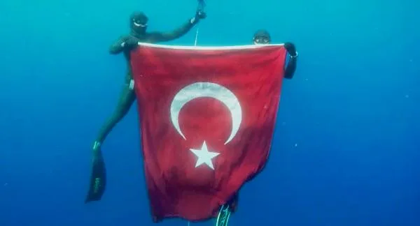 Milli sporcular, 19 Mayıs anısına 50 metre derinlikte Türk bayrağı açtı