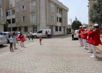 Moral Otobüsü 19 Mayıs Coşkusunu Darıcaya Yayıyor