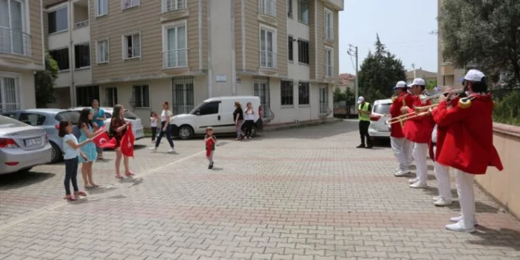Moral Otobüsü 19 Mayıs Coşkusunu Darıcaya Yayıyor