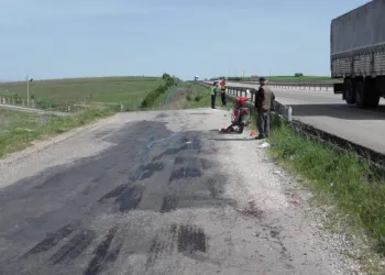 Motosi̇klete Kasksız Bi̇nen Yolcu Hayatını Kaybetti̇