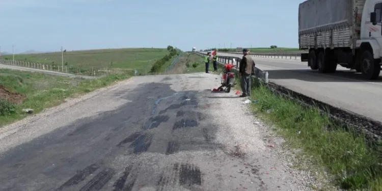 Motosi̇klete Kasksız Bi̇nen Yolcu Hayatını Kaybetti̇
