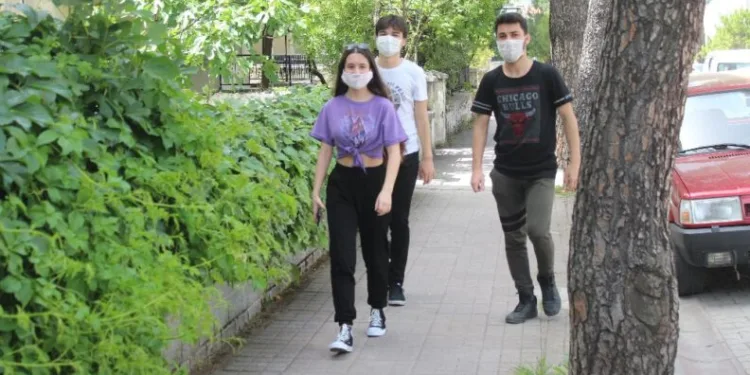 Muğlada 15-20 Yaş Arası Gençler Sokağa Çıktı