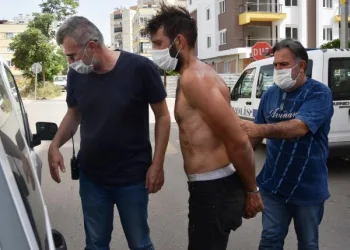 Nefes nefese yakalanan şüpheliyi polis suyla serinletti