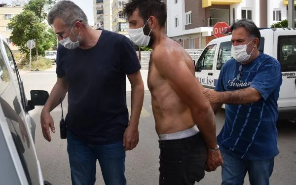 Nefes nefese yakalanan şüpheliyi polis suyla serinletti