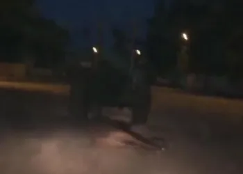 Ölü atı traktöre bağlayıp, sürükledi