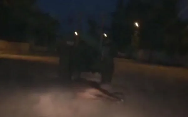 Ölü atı traktöre bağlayıp, sürükledi