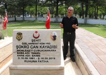 Ölüm yıldönümünde şehit oğlunun mezarını ziyaret etti