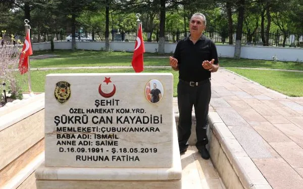 Ölüm yıldönümünde şehit oğlunun mezarını ziyaret etti