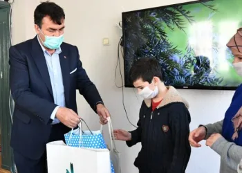 Osmangazi’de yetim çocuklara iftarlık ve hediye