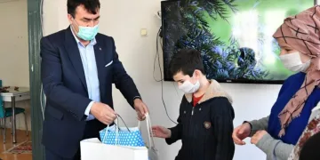 Osmangazi’de yetim çocuklara iftarlık ve hediye