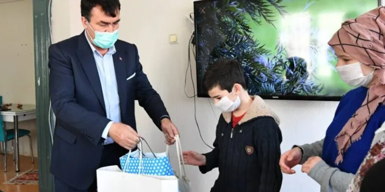 Osmangazi’de yetim çocuklara iftarlık ve hediye