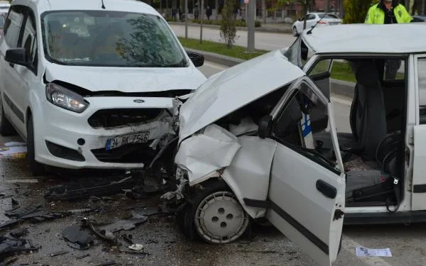 Otomobil ile hafif ticari araç çarpıştı: 3 yaralı
