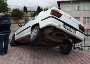 Otomobil istinat duvarında askıda kaldı