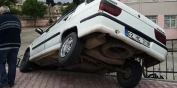 Otomobil istinat duvarında askıda kaldı