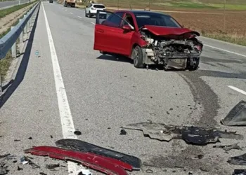 Otomobi̇l Tıra Arkadan Çarptı : 3 Yaralı