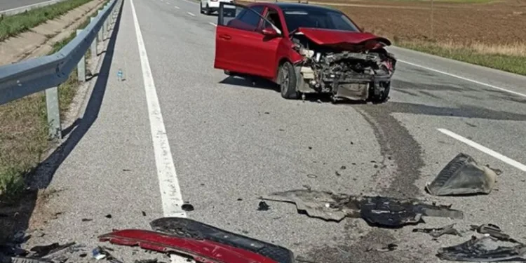 Otomobi̇l Tıra Arkadan Çarptı : 3 Yaralı
