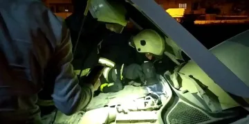 Otomobi̇l Yangını Büyümeden Söndürüldü