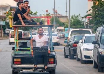 Otomobile ‘teras’ yapıp, bagajında mangal yaktı
